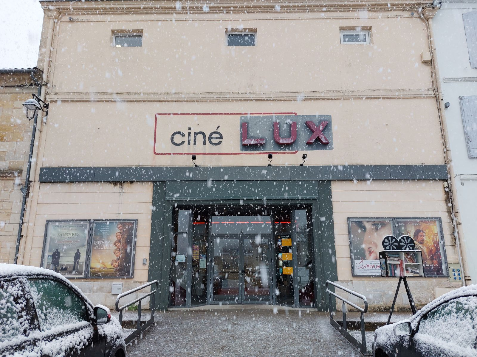 Façade du cinéma Lux en 2023