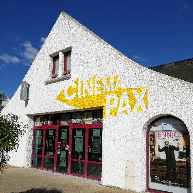 Front facade Cinéma Pax